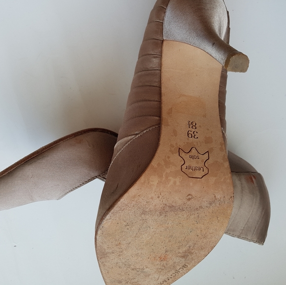 BCBG pointed toe NUDE pleated satin heel - Picture 4 of 5